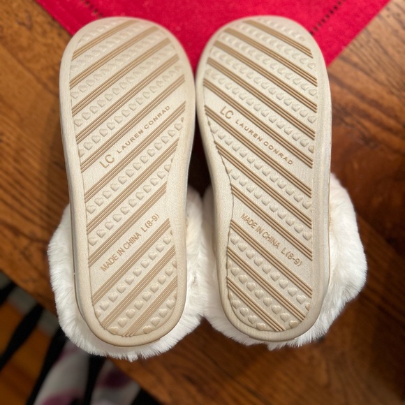 NWOT Lauren Conrad faux fur and metallic house shoes. Size L 8-9. Gold metallic. - Picture 2 of 4